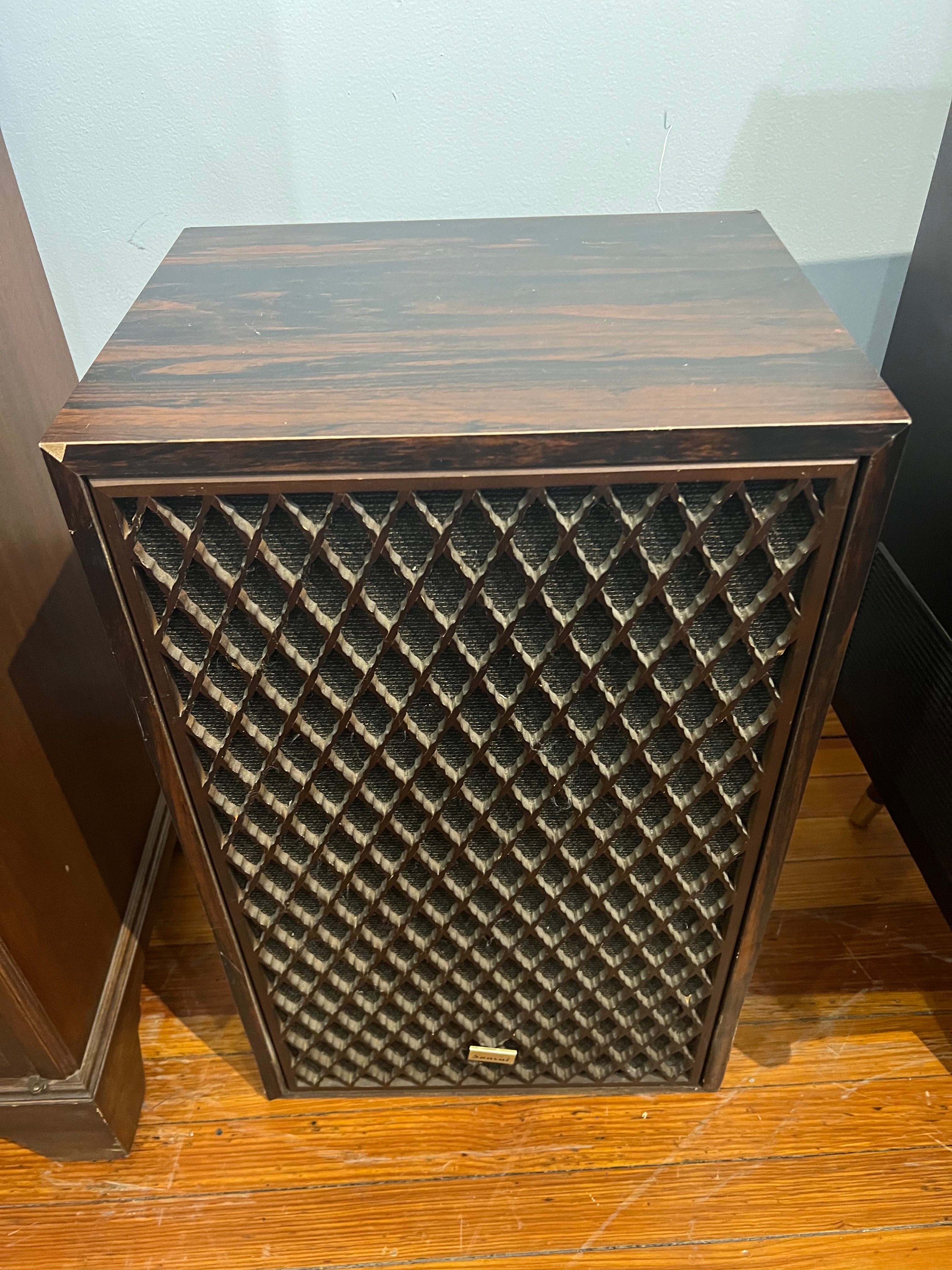 Vintage Speaker - Pink Velvet