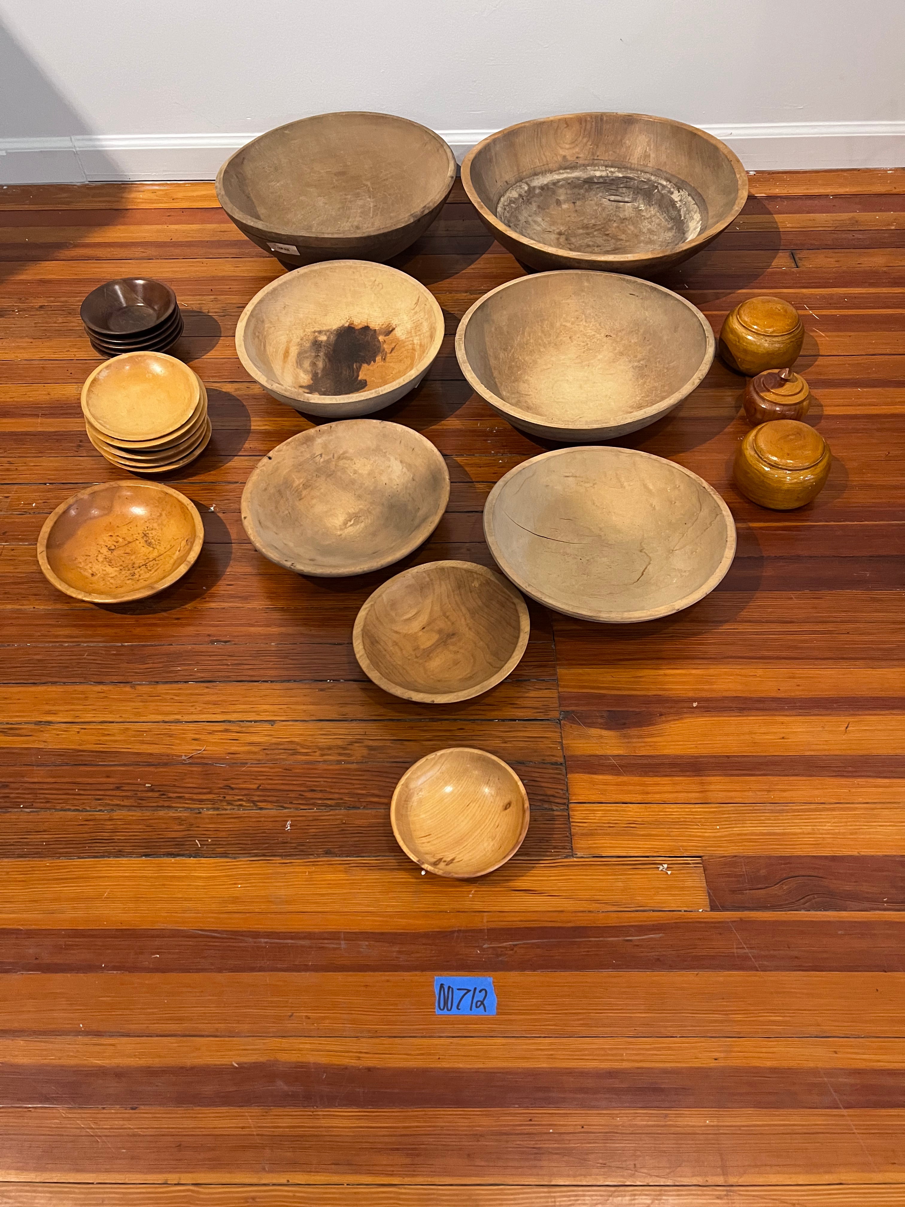Wooden bowls (set)