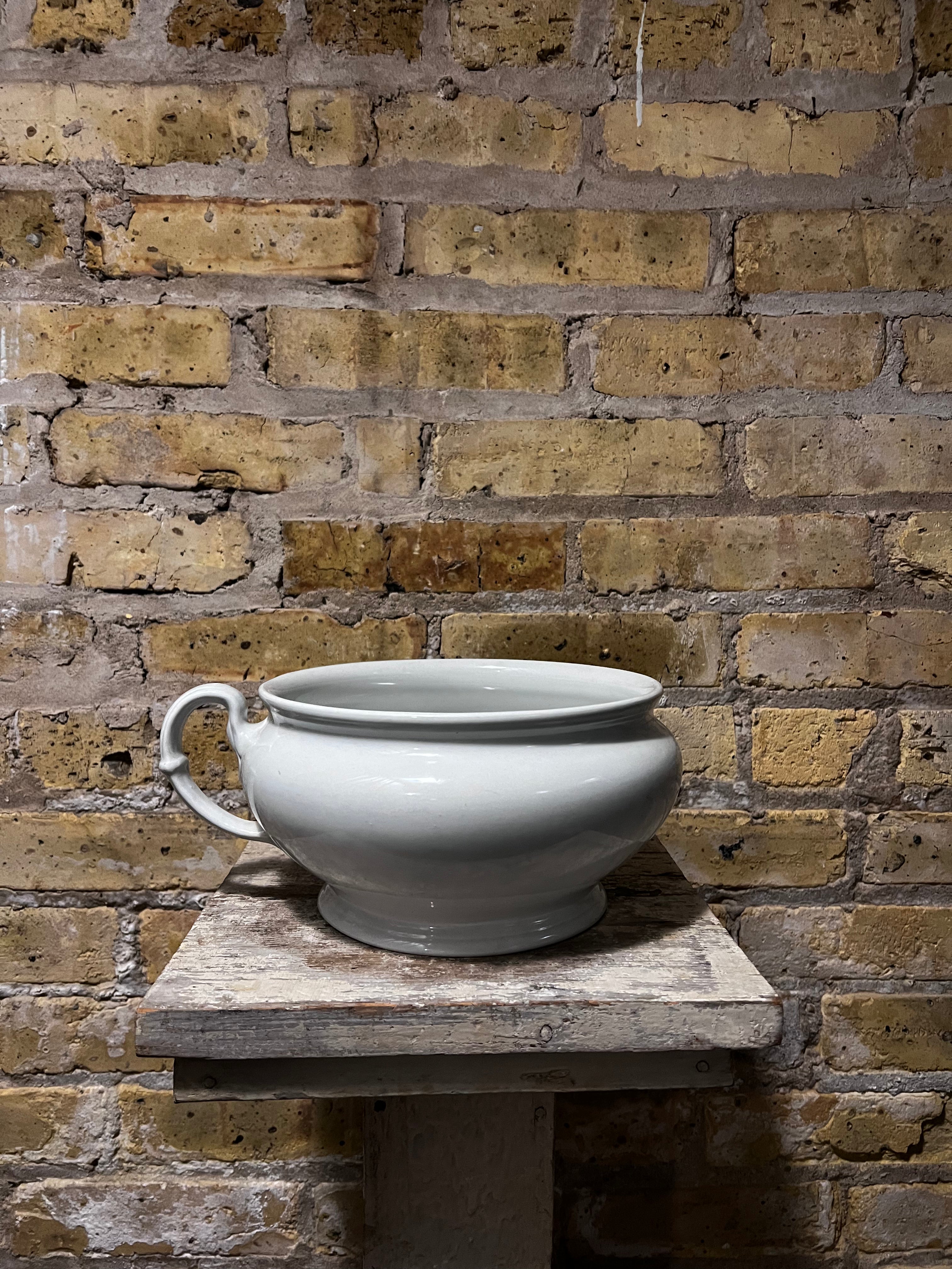 Chamber Pot w Handle