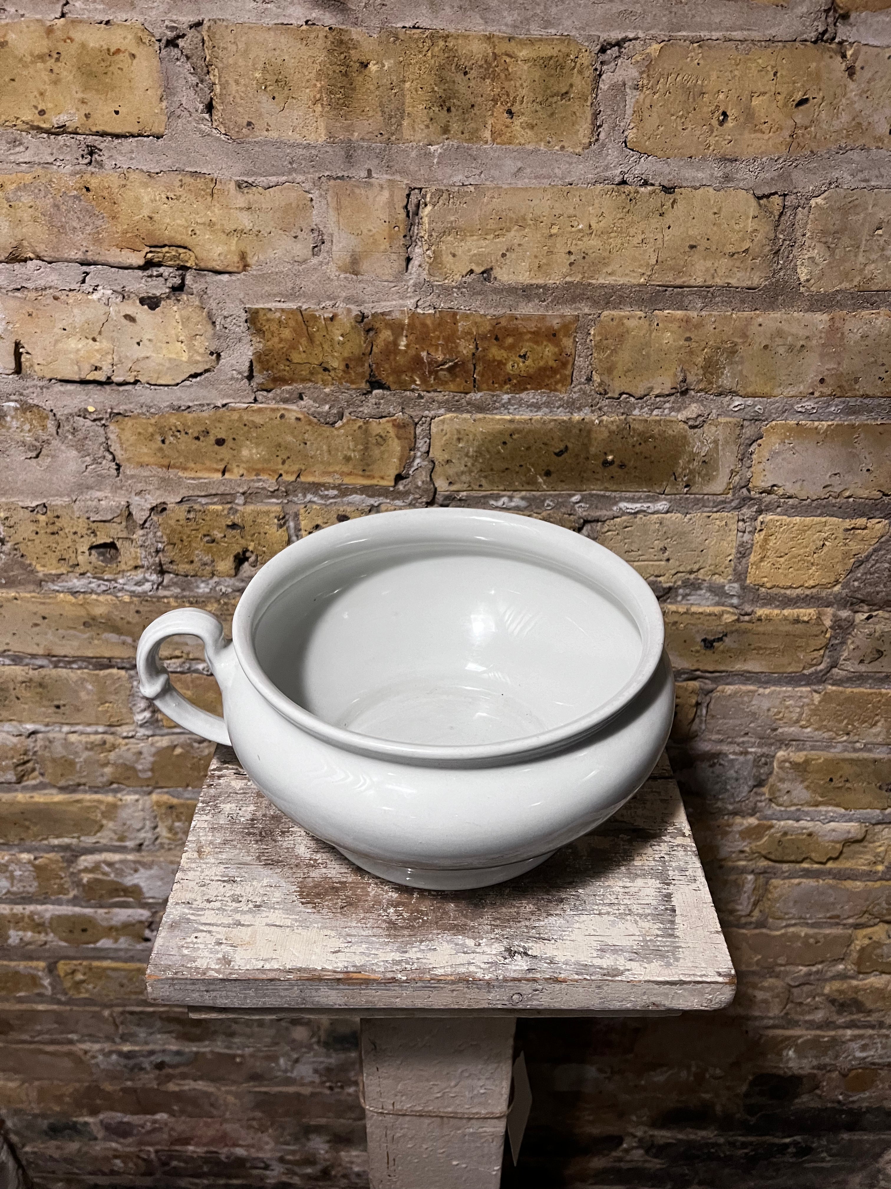 Chamber Pot w Handle